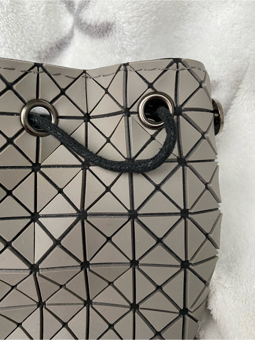 Geometric Drawstring Bucket Bag - Light grey - Picture 5 of 6